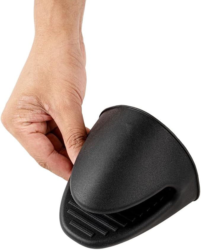 Restaurantware Comfy Grip 4.3 x 3.5 x 4.2 Inch Mini Oven Mitt Pot Holders 1 - Image 7