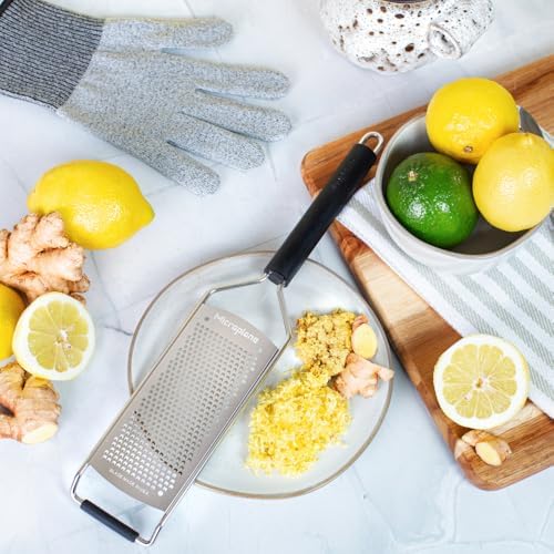 Microplane Savor Series Kitchen Grater Fine in Black for Hard Cheese