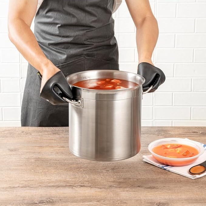 Restaurantware Comfy Grip 4.3 x 3.5 x 4.2 Inch Mini Oven Mitt Pot Holders 1 - Image 5