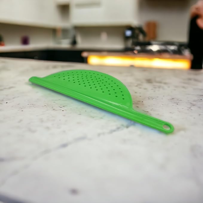 Handy Housewares Handheld Plastic Pot Drainer, Noodle & Pasta Strainer - Image 4