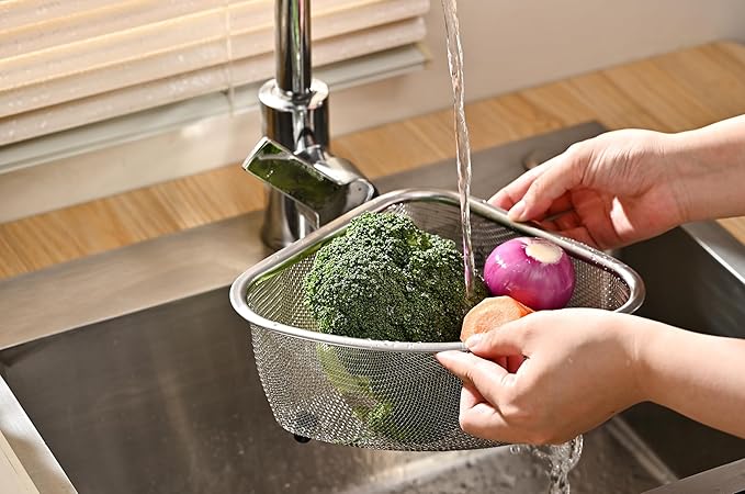 Fox Run Large Stainless Steel Triangular Colander, 3 Quart Pasta Strainer - Image 4